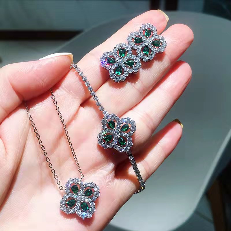 Fashionable four-leaf clover gemstone necklace